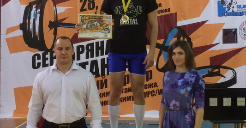 Сотрудник Саратовстата стал золотым призером двух турниров по пауэрлифтингу