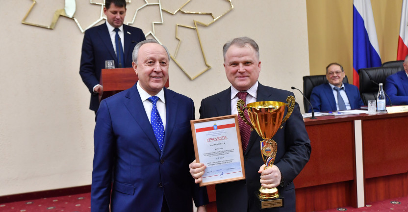 Губернатор Валерий Радаев наградил главу Саратовстата за 1 место в Спартакиаде госслужащих