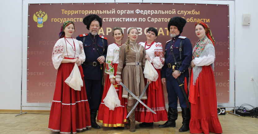 В Саратовстате поздравили женщин с 8 марта казачьими плясками