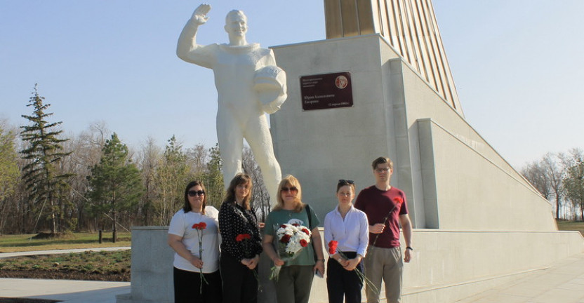 Статистики возложили цветы к памятнику Юрию Гагарину